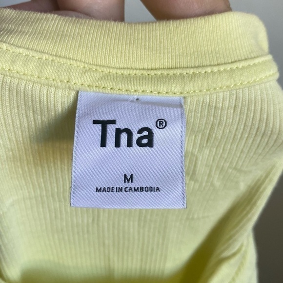 Aritzia TNA Ribbed Cropped Crewneck T-Shirt • Yellow • M Medium - Picture 4 of 7